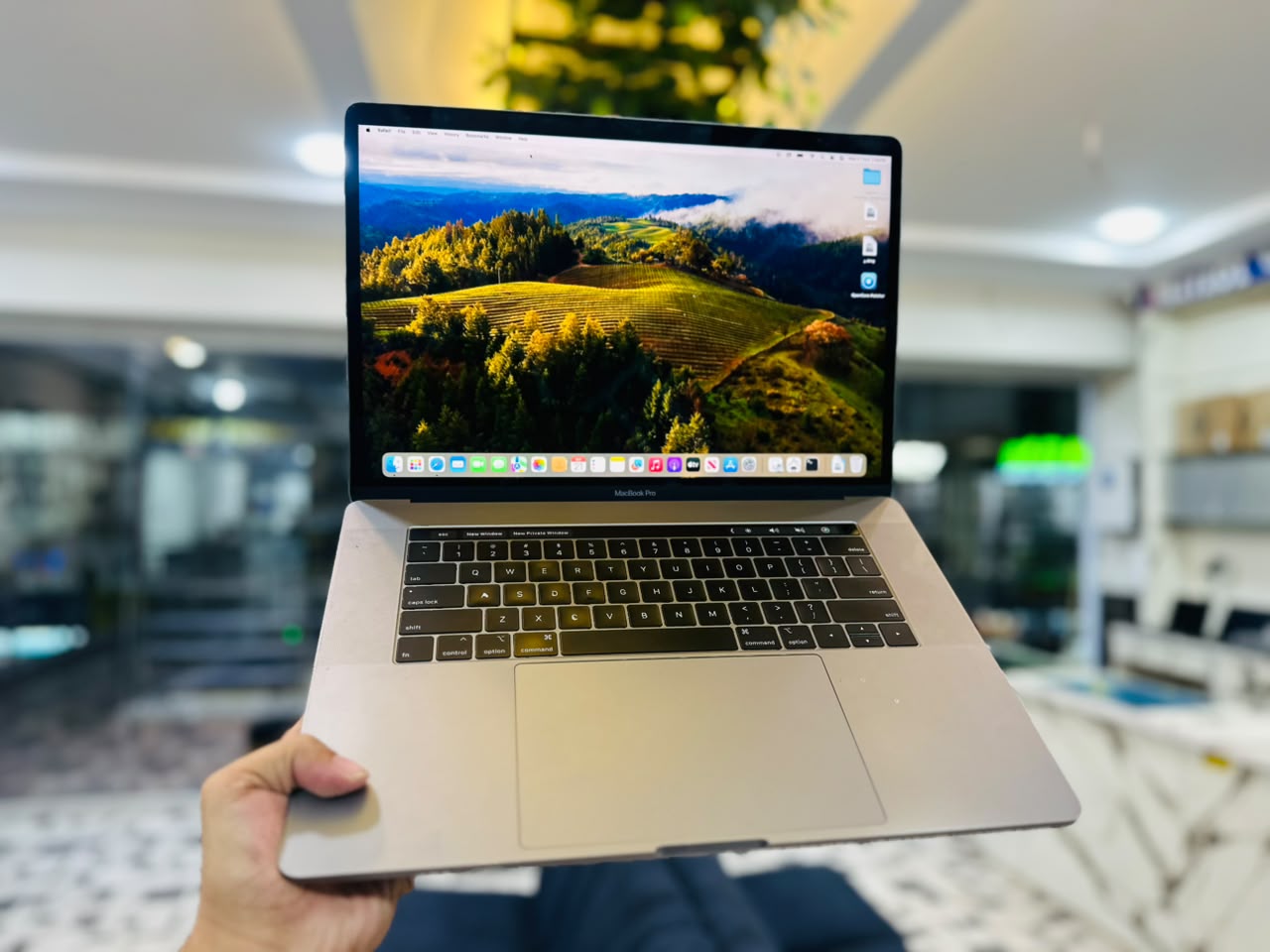 Apple MacBook Pro 2018 15.4 Inch Core i9 2.9GHz 32GB RAM 512GB SSD 4GB Radeon Pro 555X – Blue Cloud on Display – Price in Pakistan
